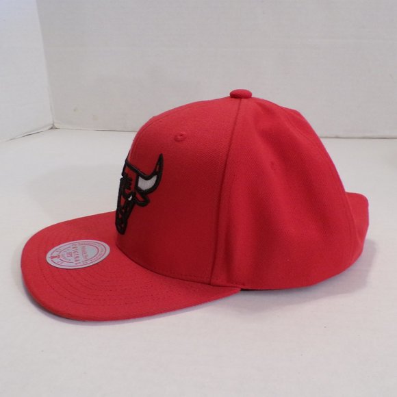 CHICAGO BULLS MITCHELL & NESS ( NBA ) RED ADJUSTABLE SNAPBACK CAP HAT - Picture 2 of 11